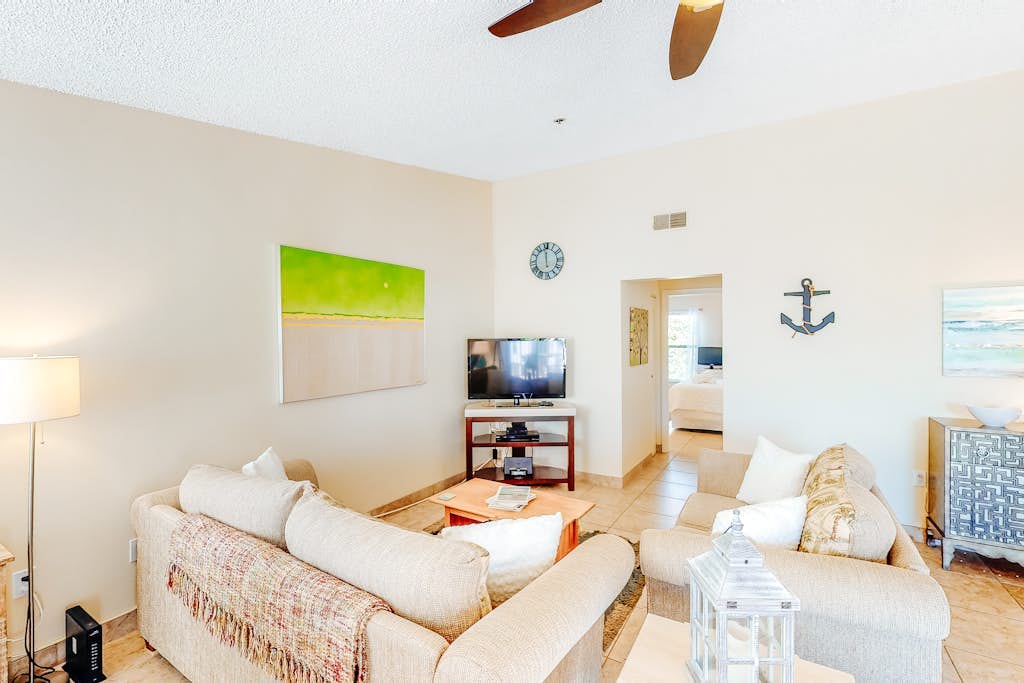 Inviting Condo with Shared Pool, High-Speed WiFi, and Central AC