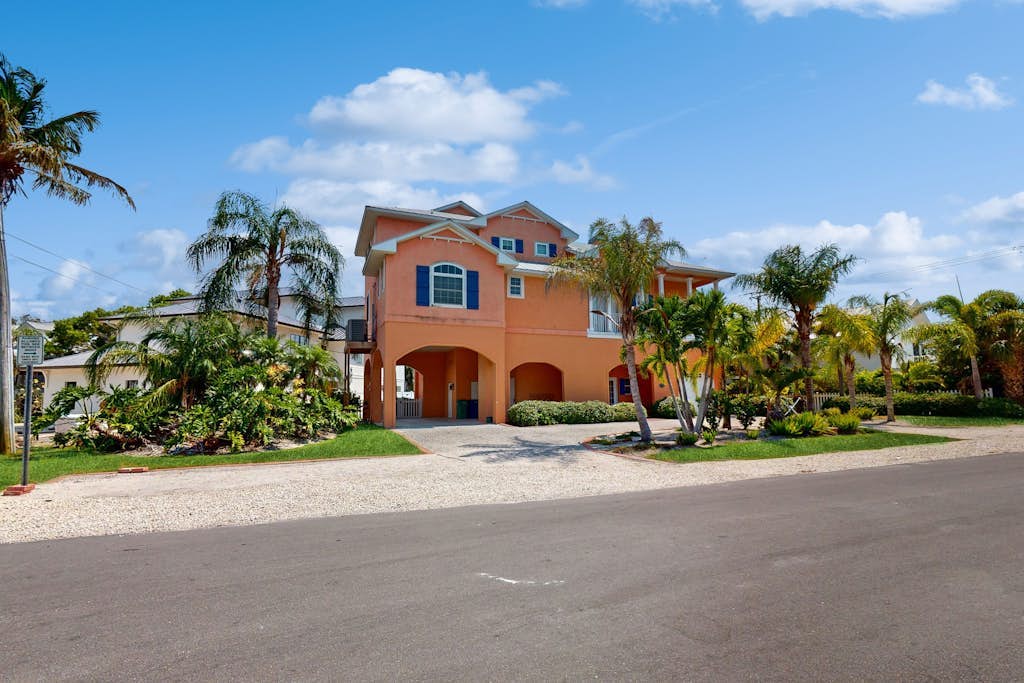 Steps away to beaches and the Gulf, snowbird friendly, AC, free WIFI and parking