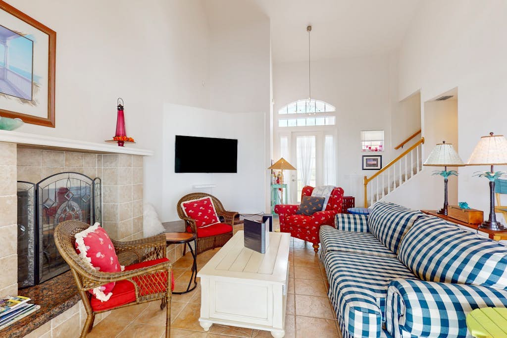 Steps away to beaches and the Gulf, snowbird friendly, AC, free WIFI and parking