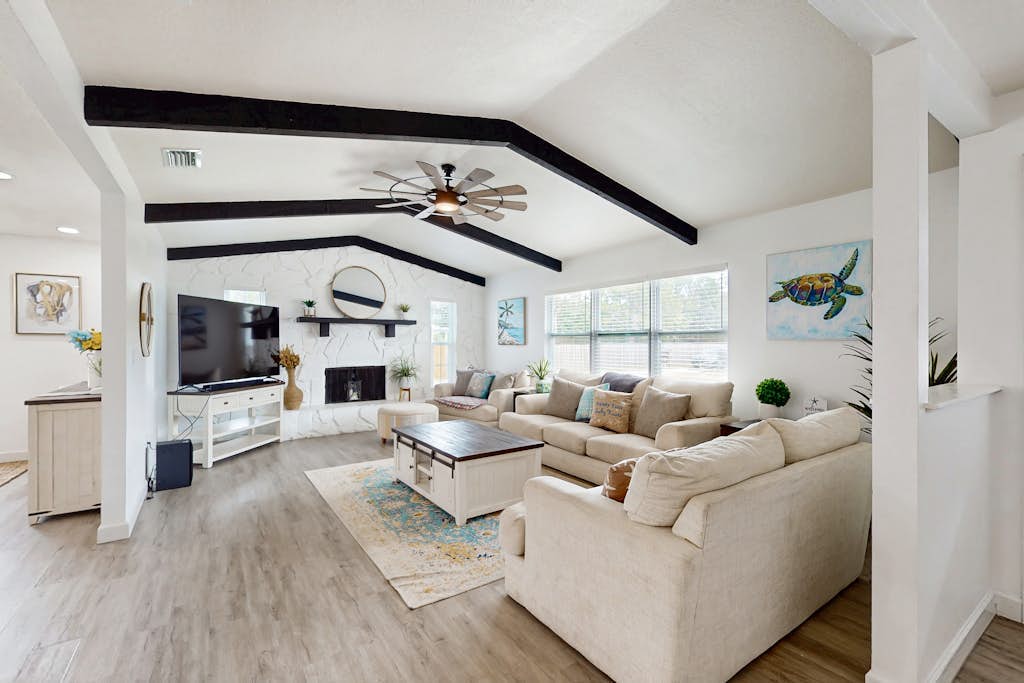 Spacious private home with  heating optional pool, patio, and large yard