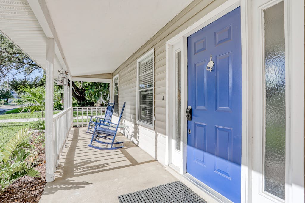 Charming dog-friendly home with enclosed yard, full kitchen & washer/dryer