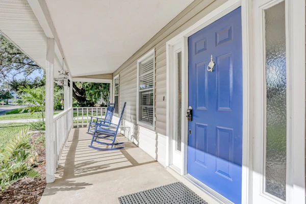 Charming dog-friendly home with enclosed yard, full kitchen & washer/dryer