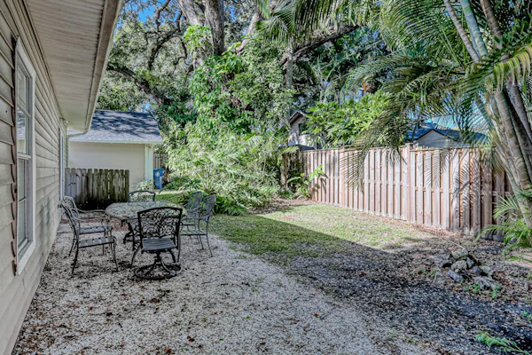 Charming dog-friendly home with enclosed yard, full kitchen & washer/dryer