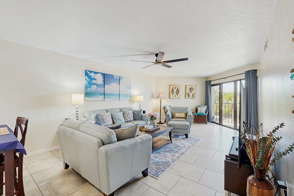 Charming condo w/access to shared pool, riverwalk & close to Island Ferry