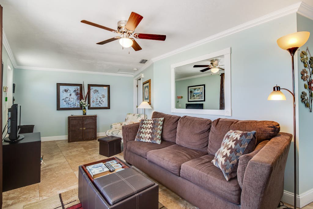 Adorable condo with a full kitchen & outdoor space - just steps from the beach