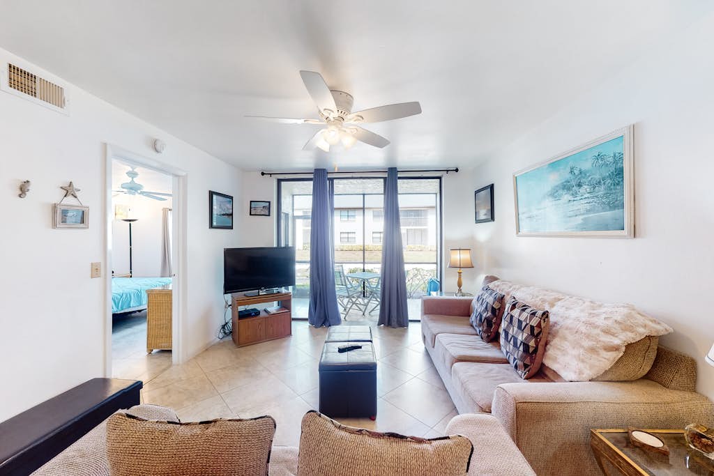 Sunny & Spacious Condo with a Pond View, Shared Pools, Tennis, & Hot Tubs
