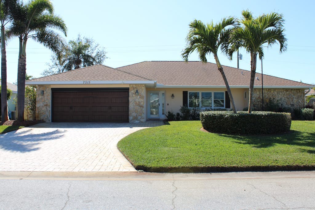Spacious home with beautiful pool & waterfall -close to beaches and IMG Academ