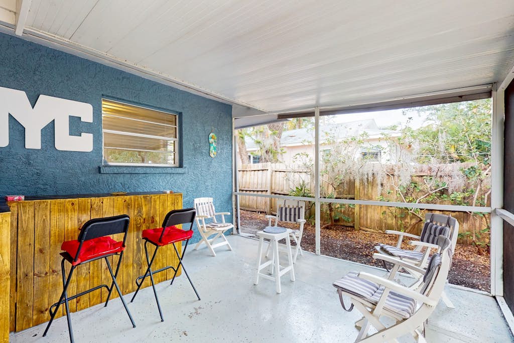 Cozy home with modern kitchen, lanai, & washer/dryer- perfect for group stays