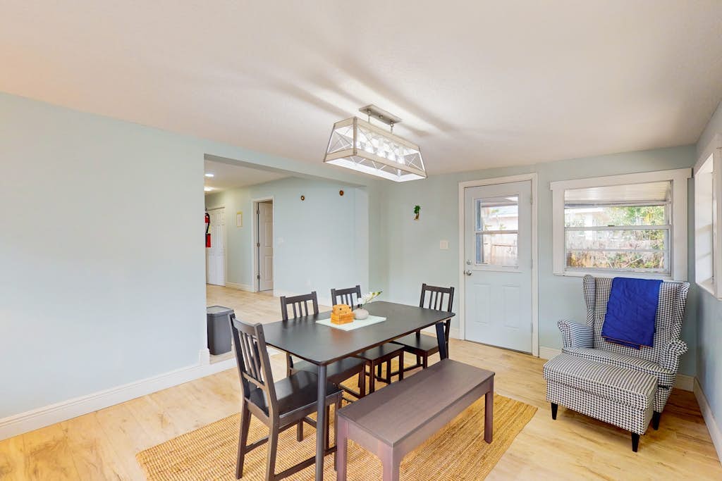 Cozy home with modern kitchen, lanai, & washer/dryer- perfect for group stays