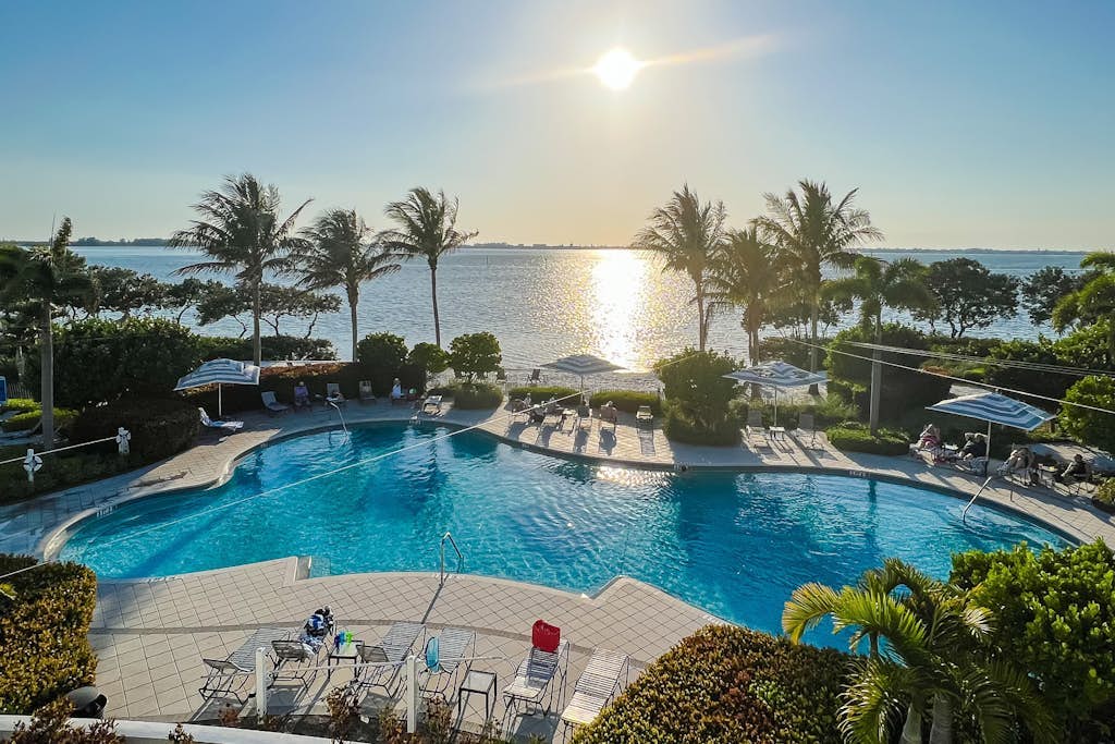 Coastal chic one mile to beaches, pool, grills, splash park and dog friendly, WD