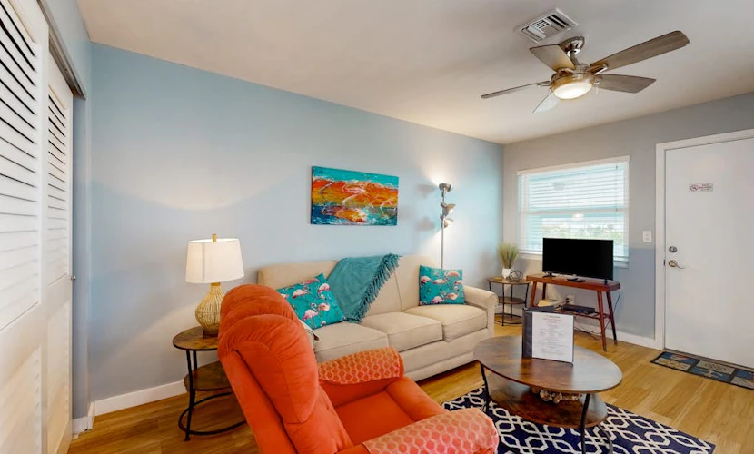 Snowbird-friendly condo with WiFi, AC, W/D, balcony, pool & grill