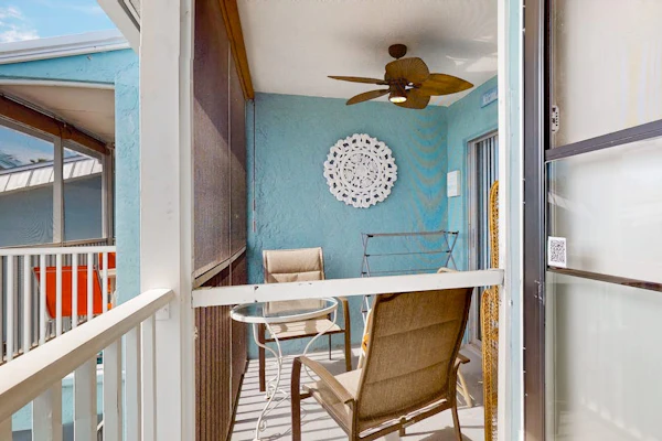 Snowbird-friendly condo with WiFi, AC, W/D, balcony, pool & grill