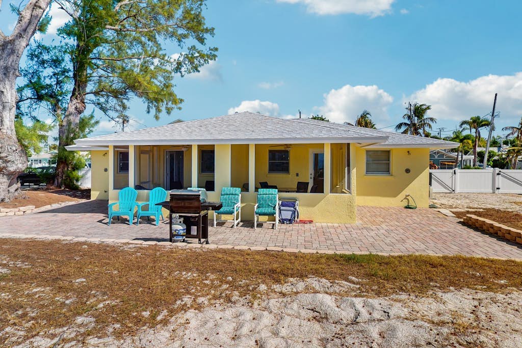 Quaint beachfront duplex in ideal location with screened lanai & free trolley