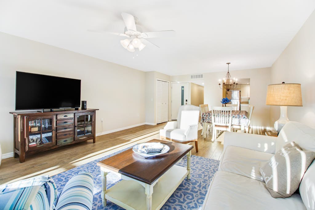 Seaside family-friendly condo with WiFi, pool & prime location