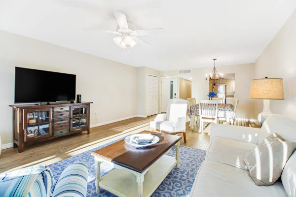 Seaside family-friendly condo with WiFi, pool & prime location