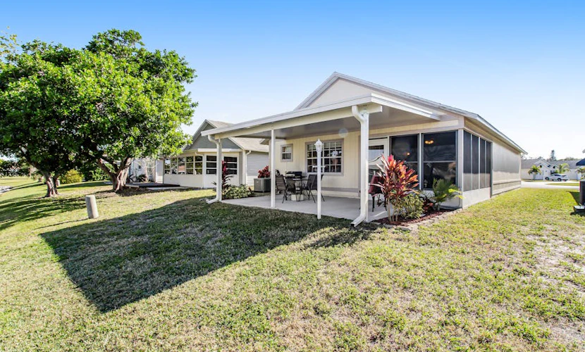 Lakeside Home - Snowbird-Friendly, Pool, Internet, AC, Washer/Dryer, Dogs OK