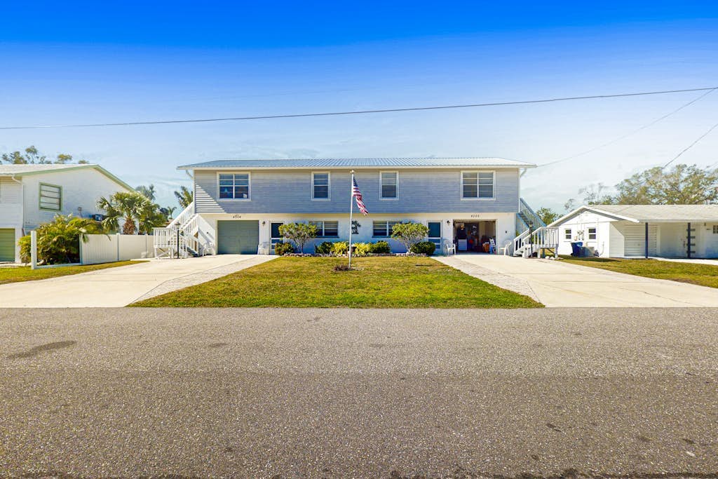Bright condo with private balcony, washer/dryer, & WiFi- close to the beach