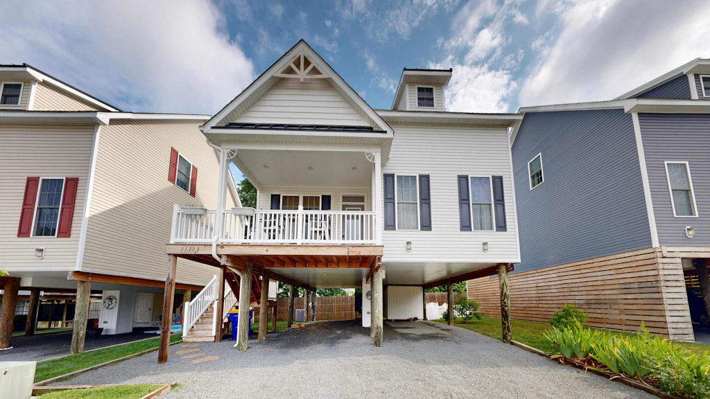 Coastal Cottage, screened porch, outdoor shower, fireplace, gas grill, close to beach