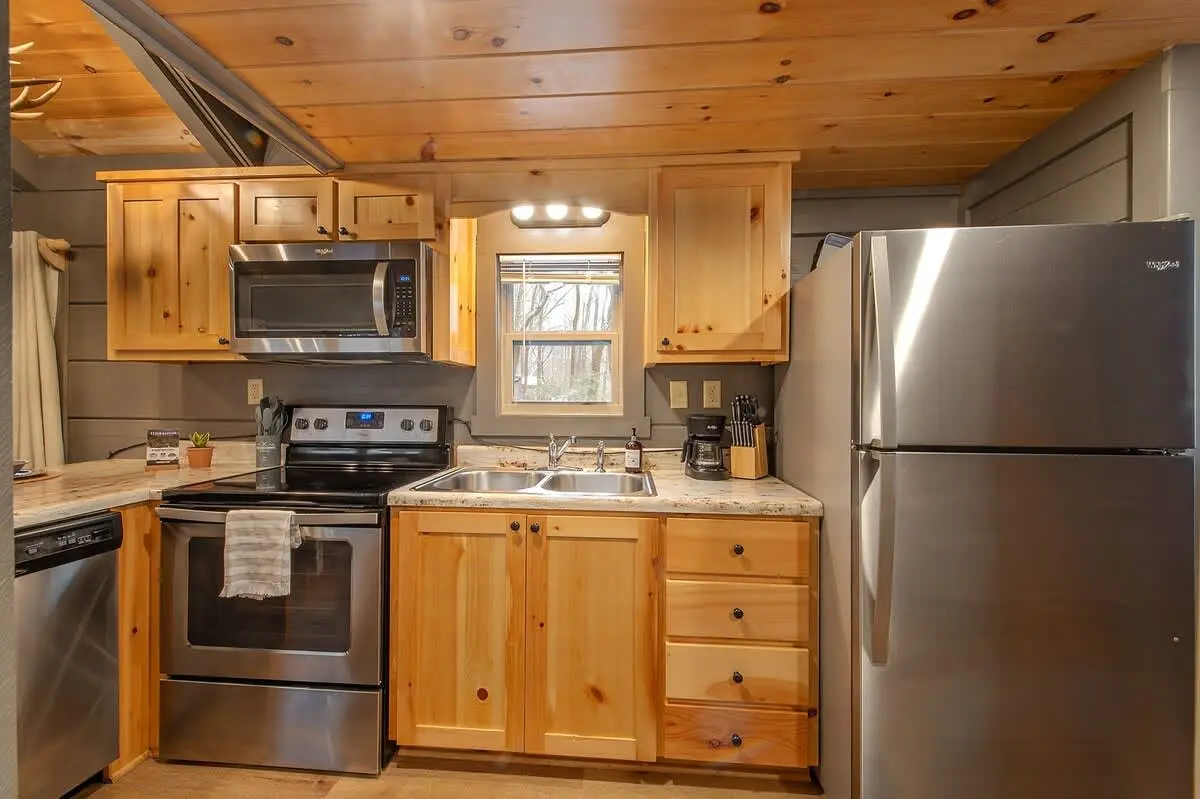 Gabriele Luxury Pondside Cabin w/ Hot Tub, Firepit