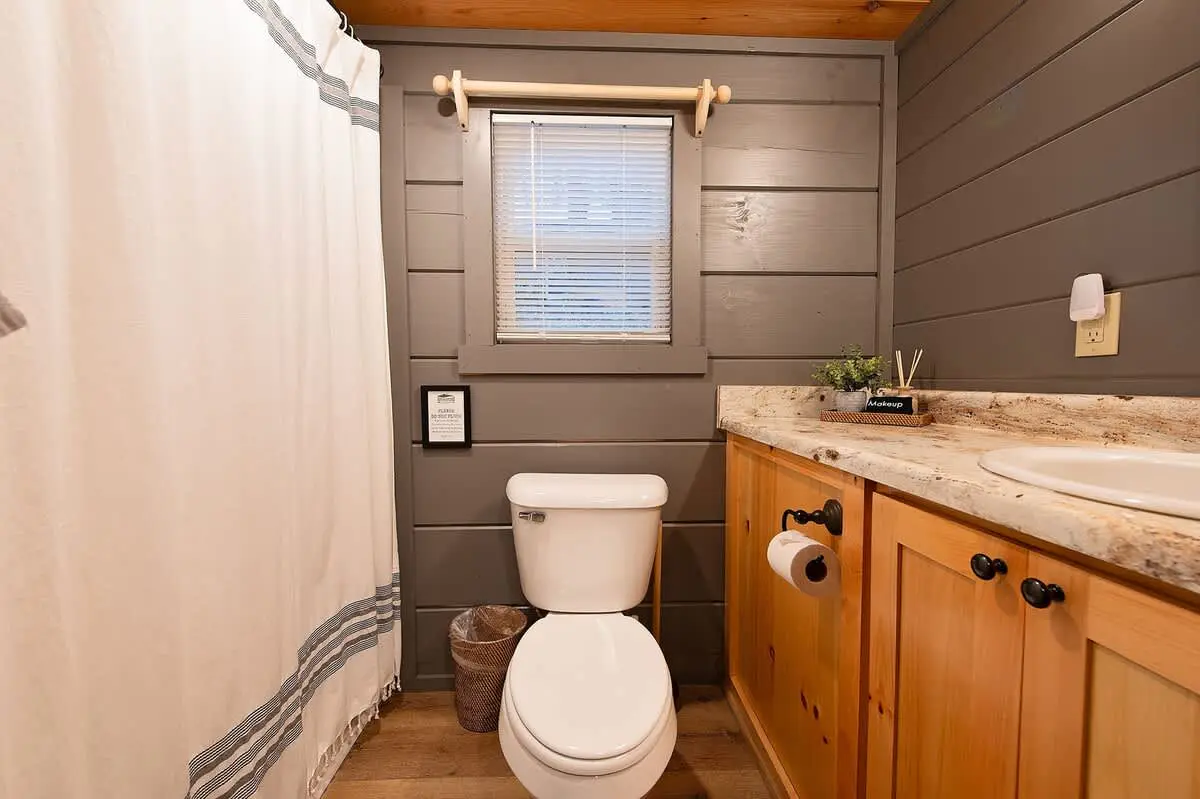 Gabriele Luxury Pondside Cabin w/ Hot Tub, Firepit