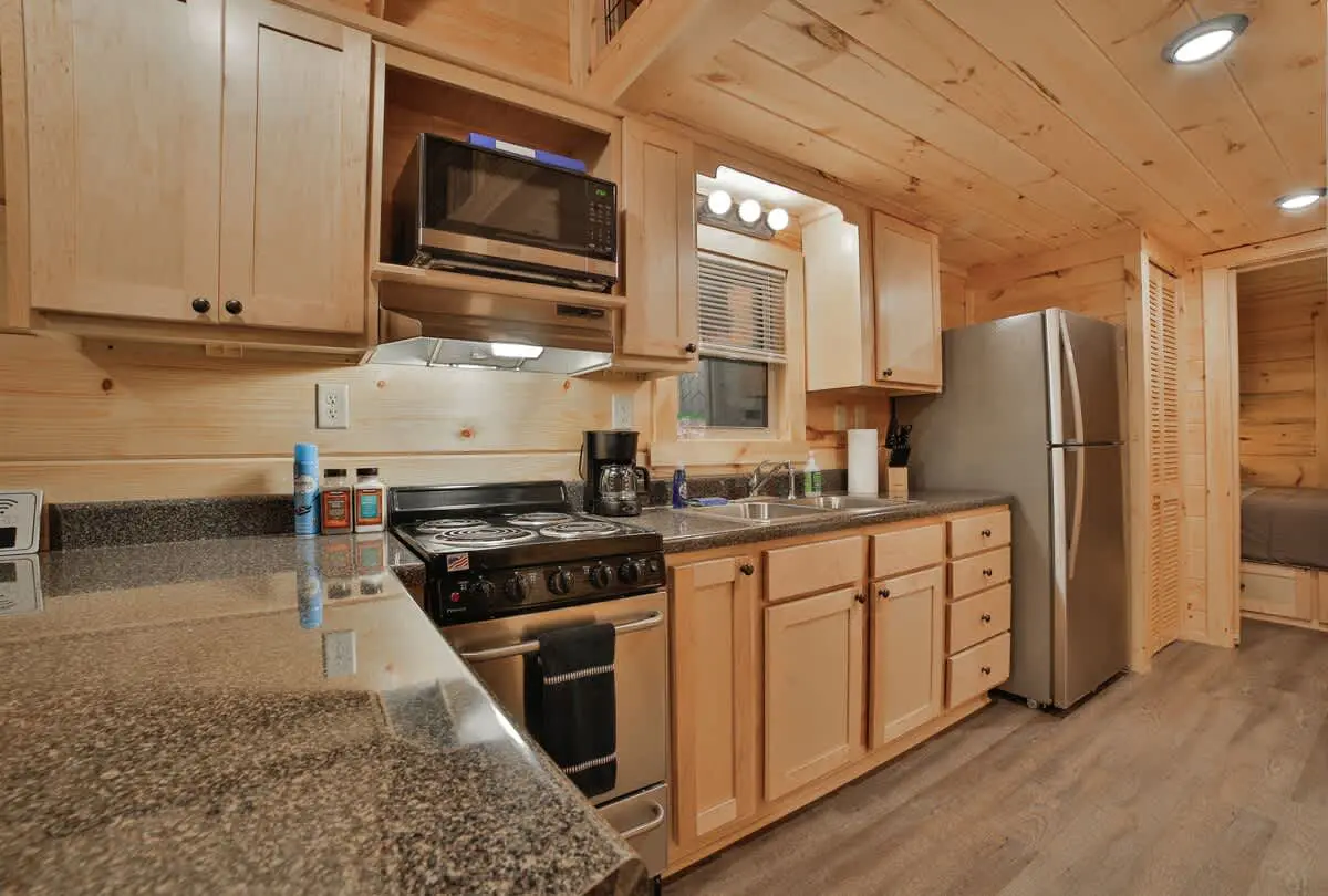 Meg's garden-side cabin with private hot tub, firepit