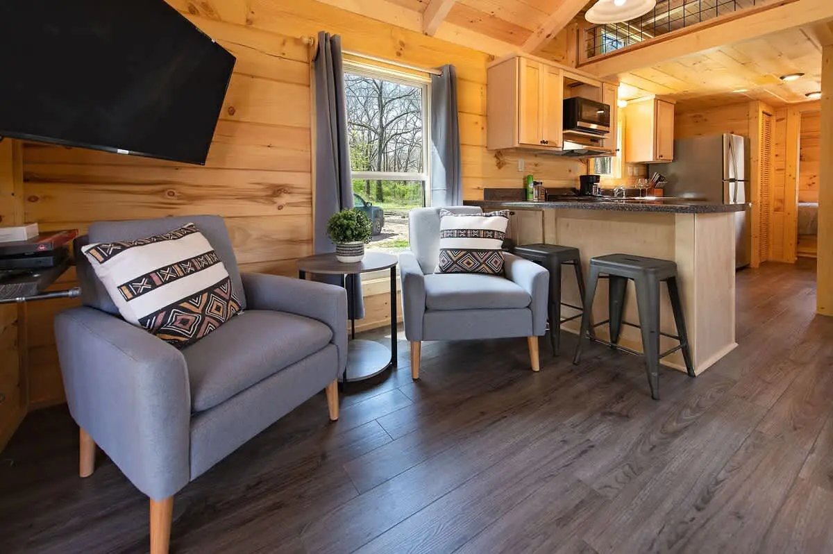 Meg's garden-side cabin with private hot tub, firepit