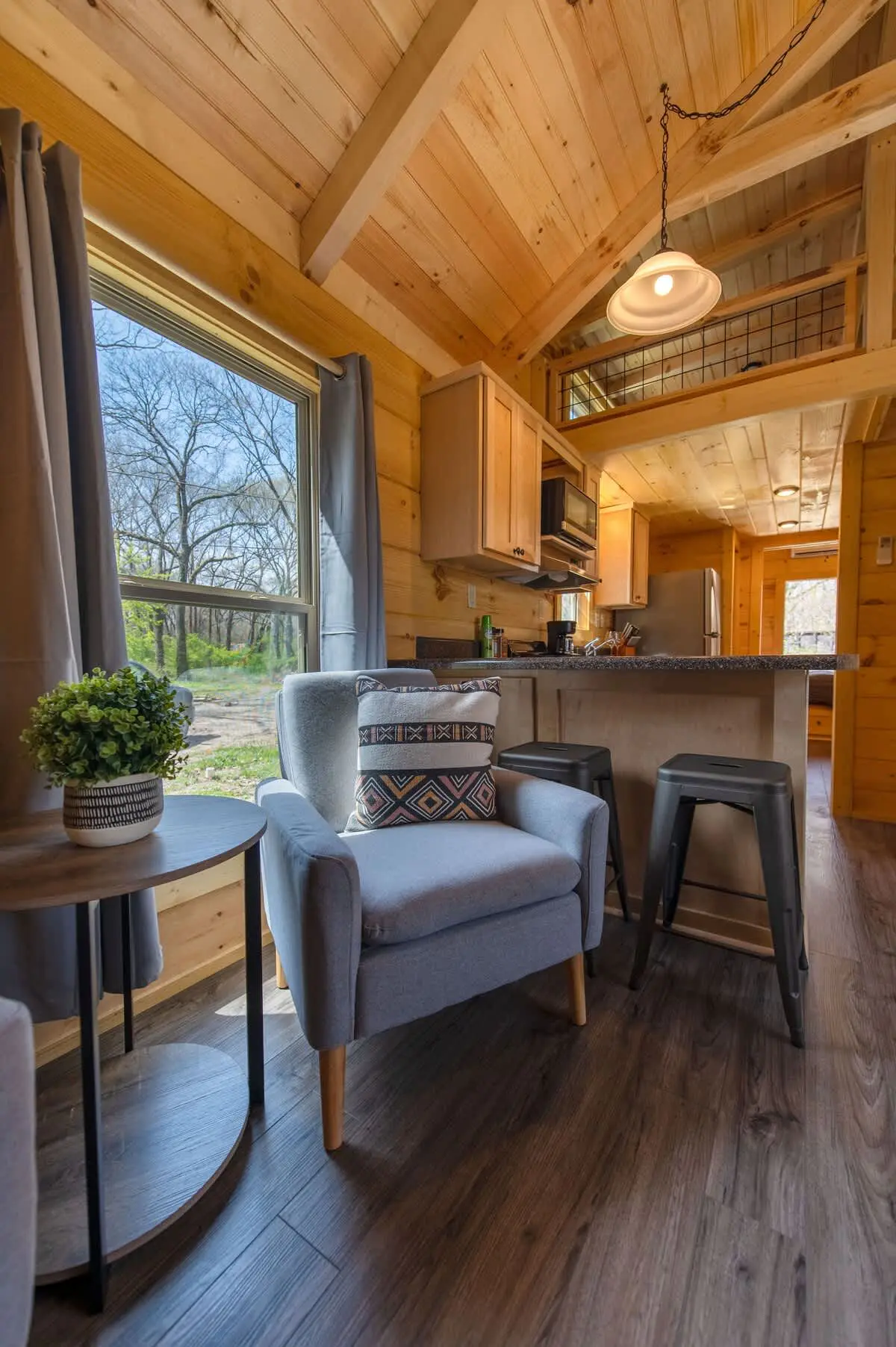 Meg's garden-side cabin with private hot tub, firepit
