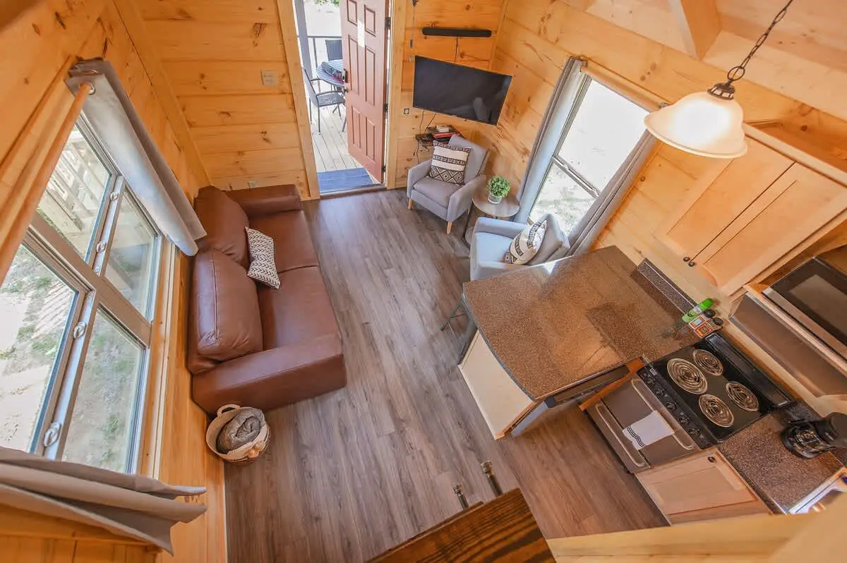 Meg's garden-side cabin with private hot tub, firepit
