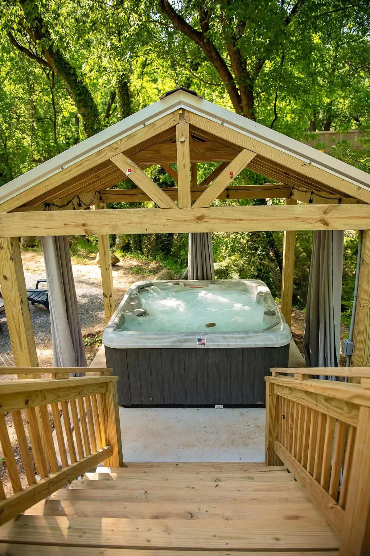 Meg's garden-side cabin with private hot tub, firepit