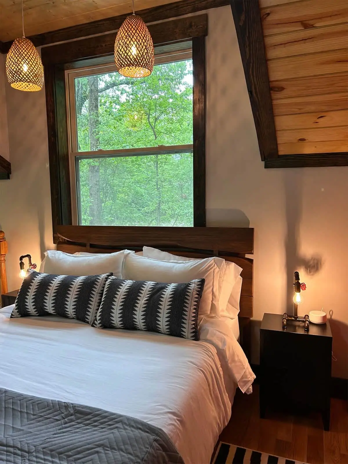 The Trackside Depot, Hot Tub and Private Patio