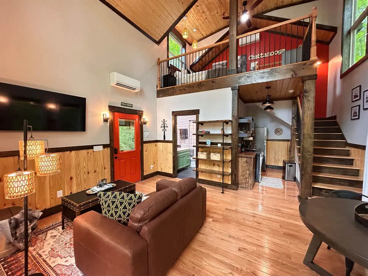The Trackside Depot, Hot Tub and Private Patio