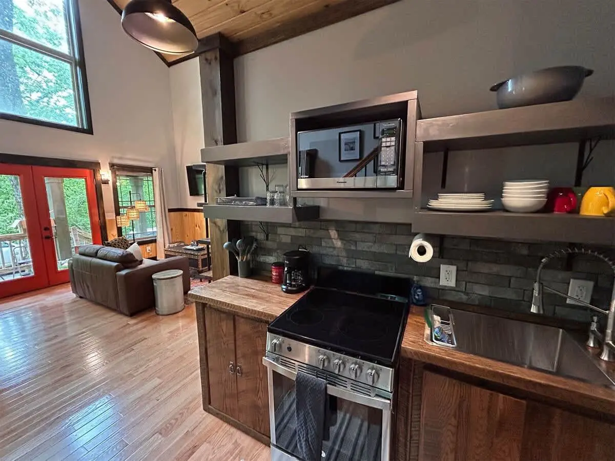 The Trackside Depot, Hot Tub and Private Patio