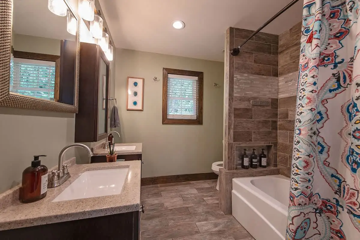 Skyuka Chalet Wooded Retreat | Spa, Pool, Firepit