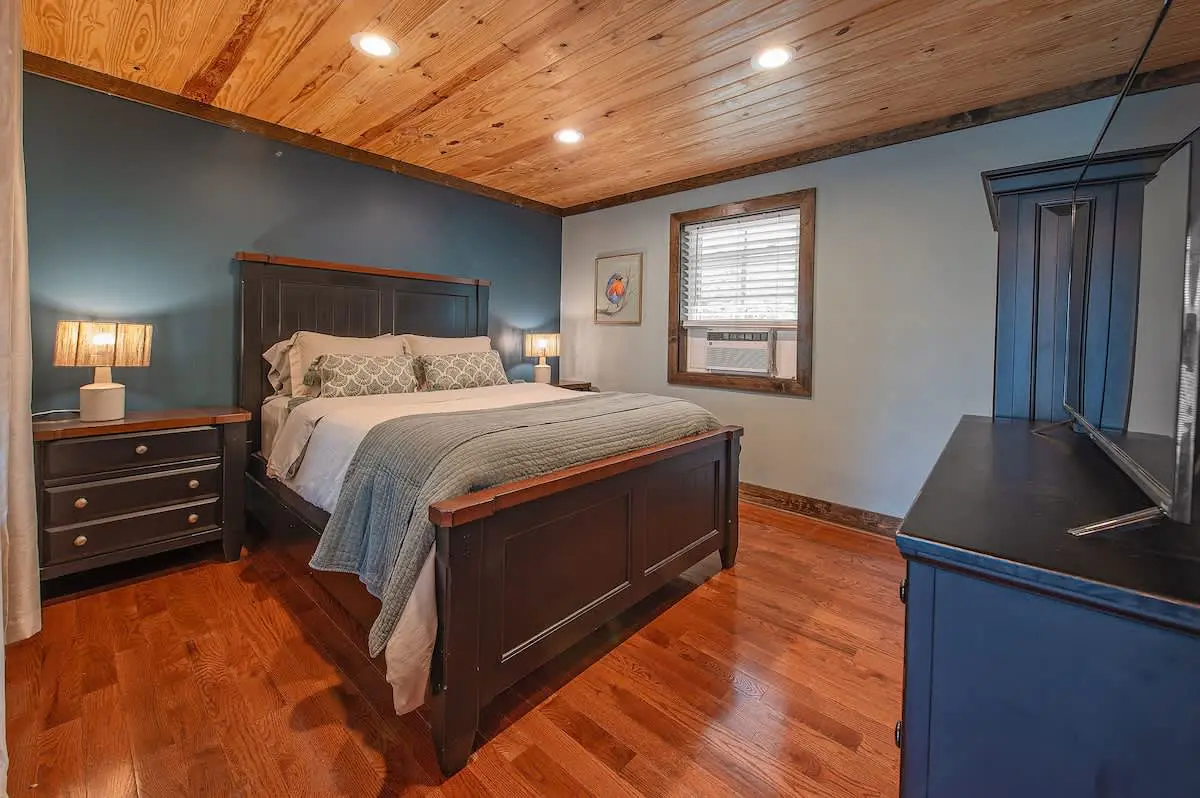 Skyuka Chalet Wooded Retreat | Spa, Pool, Firepit