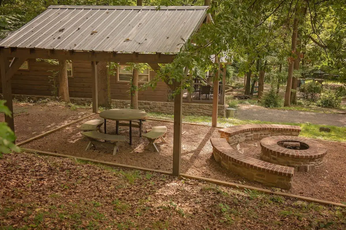 Thomas Secluded Tiny Cabin, Hot Tub, Firepit, More
