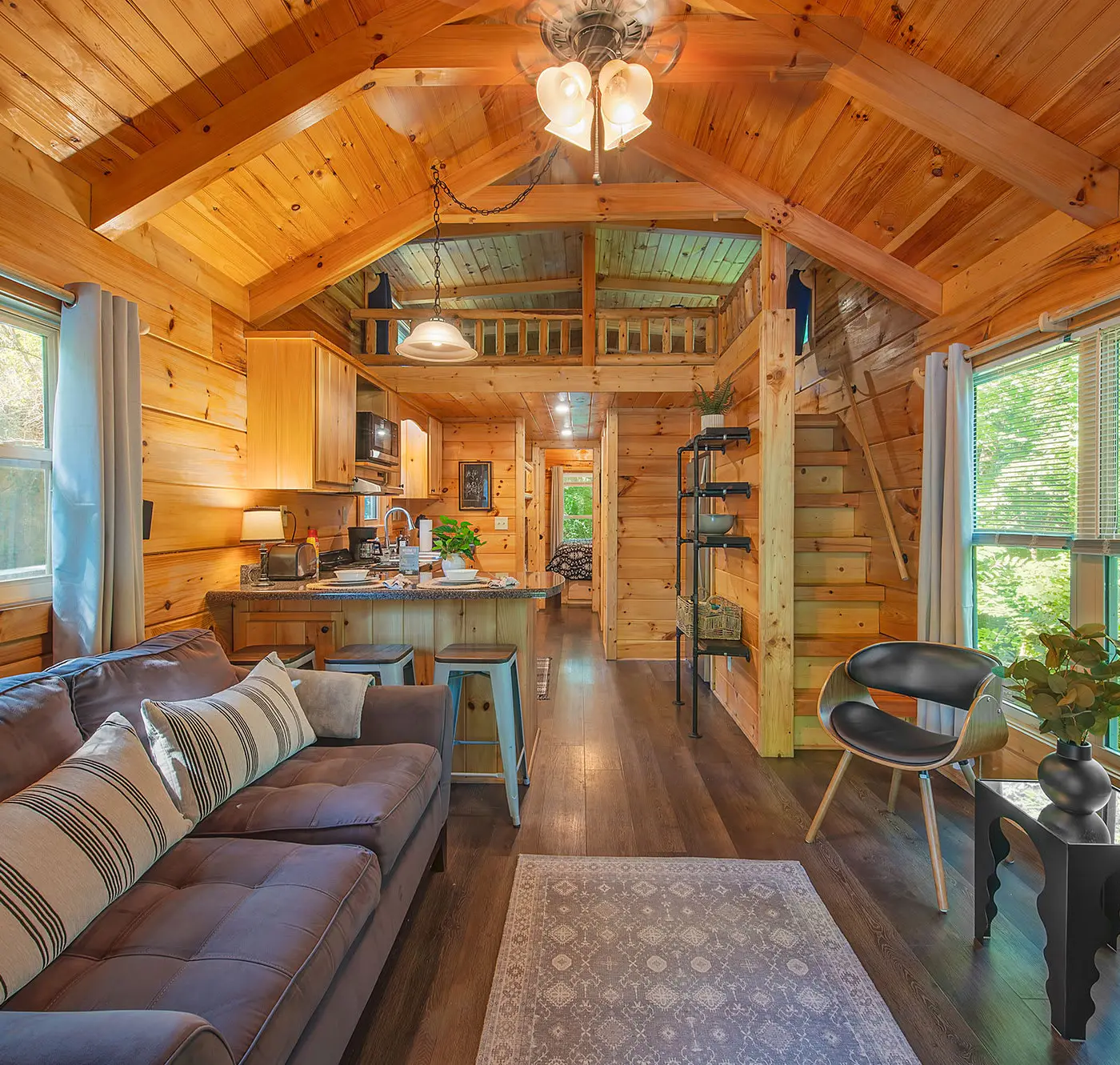 Thomas Secluded Tiny Cabin, Hot Tub, Firepit, More