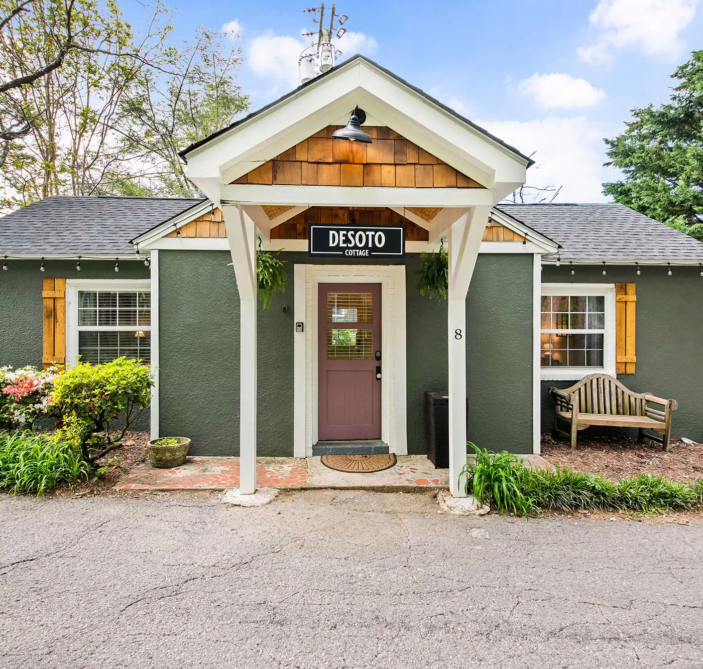 Desoto Cottage Hot Tub & Breakfast Treats