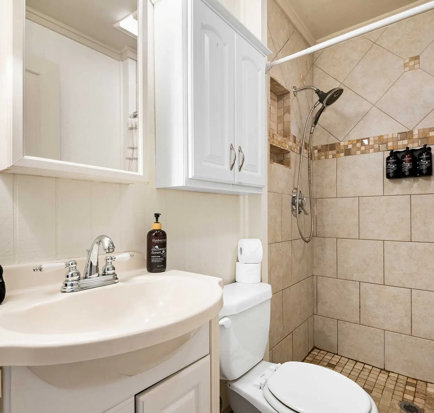 Etowah Suite w Hot Tub, Family Stay Near Rock City