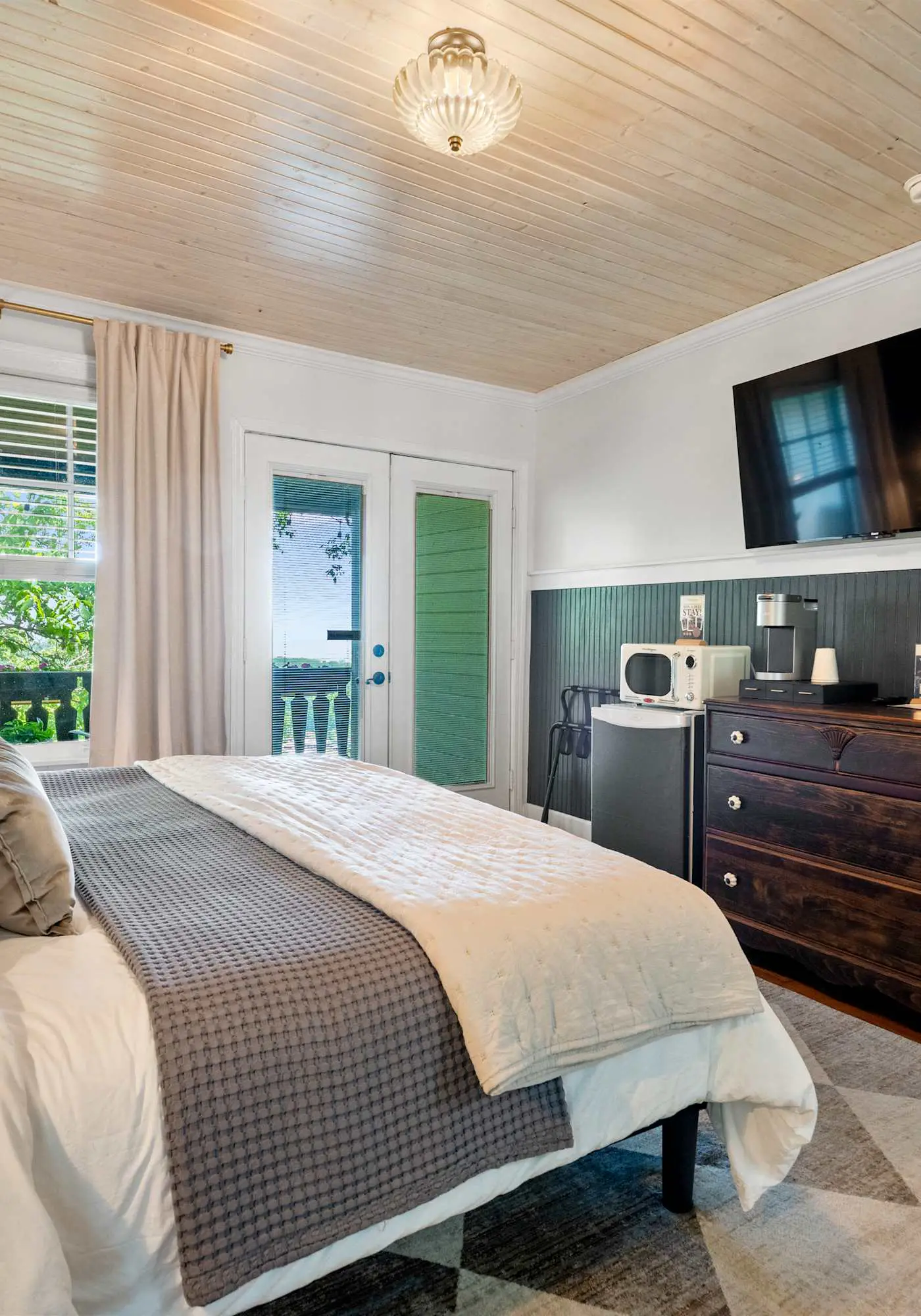 Historic Riverview Inn - King Room One
