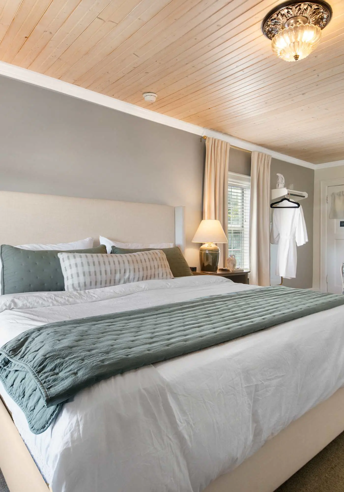 Historic Riverview Inn - King Room Eight