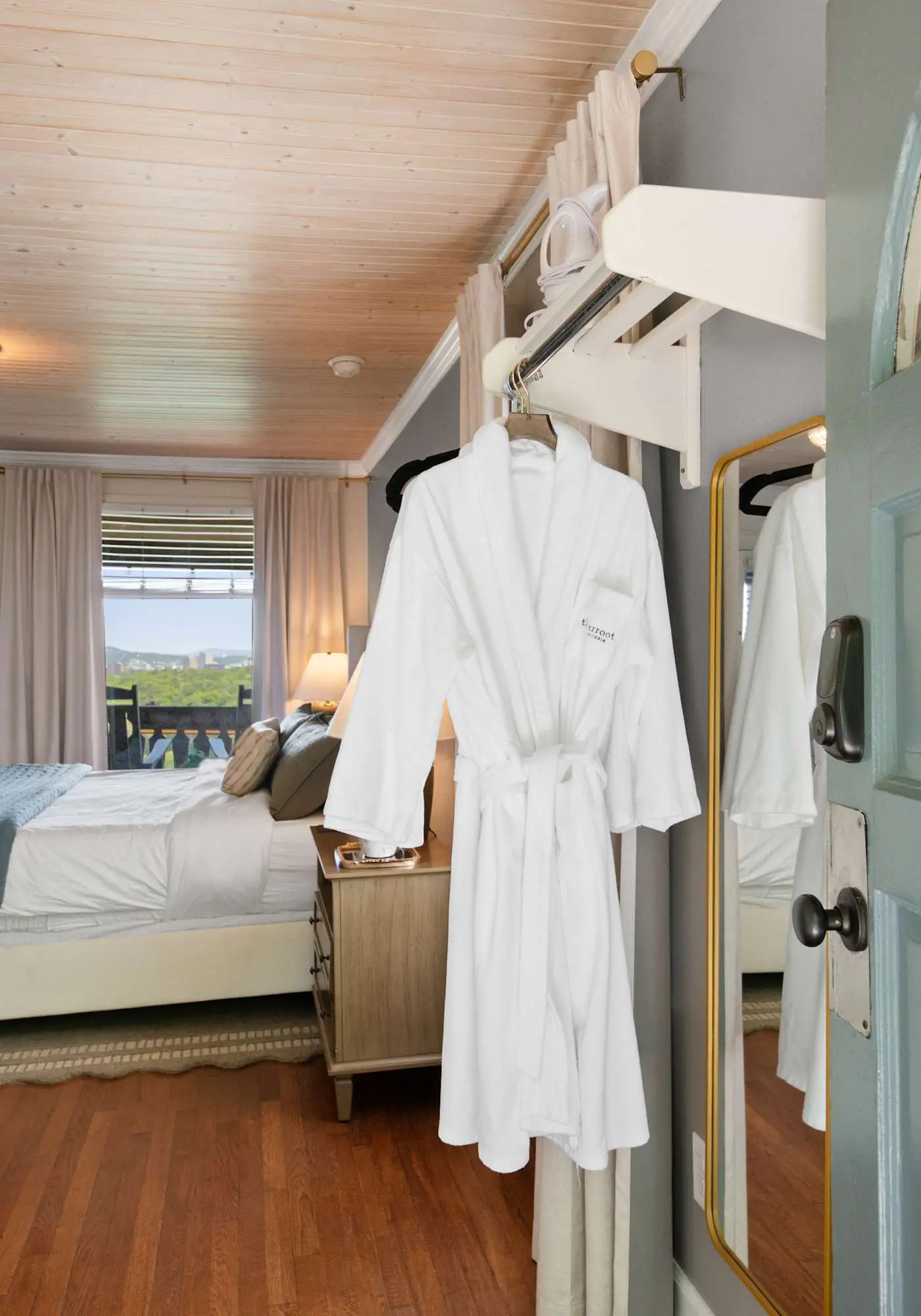 Historic Riverview Inn - King Room Eight