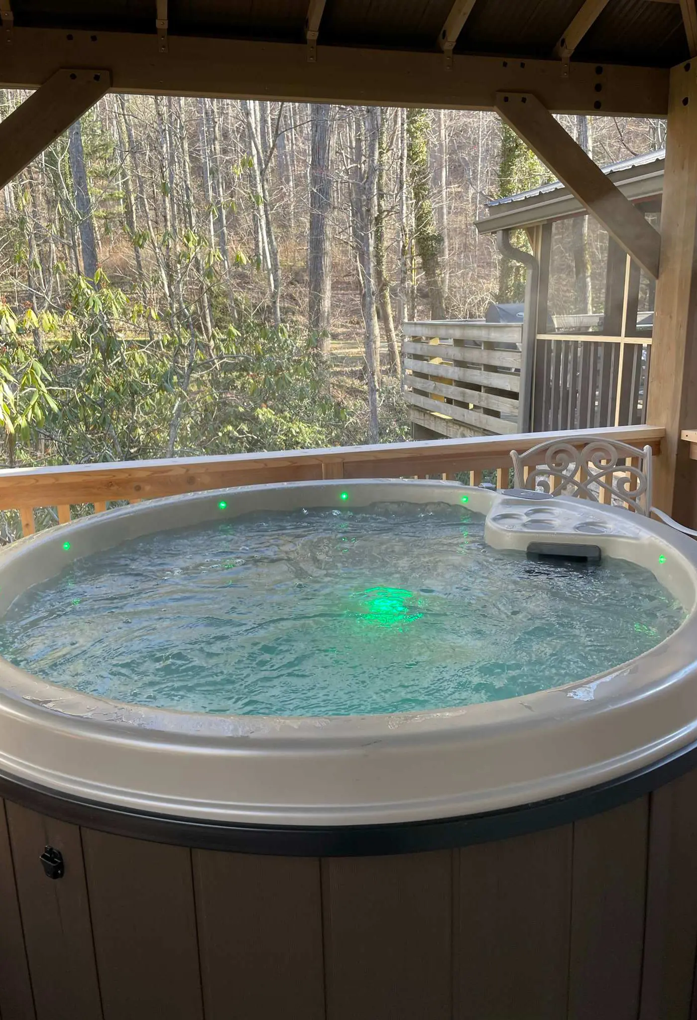 Peaceful Creekside Cabin, Dog-friendly, Hot Tub, Gas Fireplace, Gas Grill