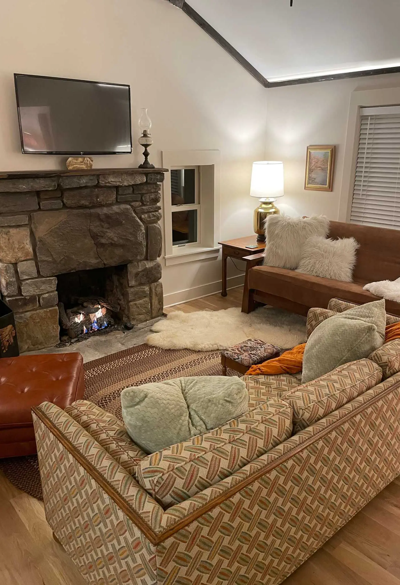 Peaceful Creekside Cabin, Dog-friendly, Hot Tub, Gas Fireplace, Gas Grill