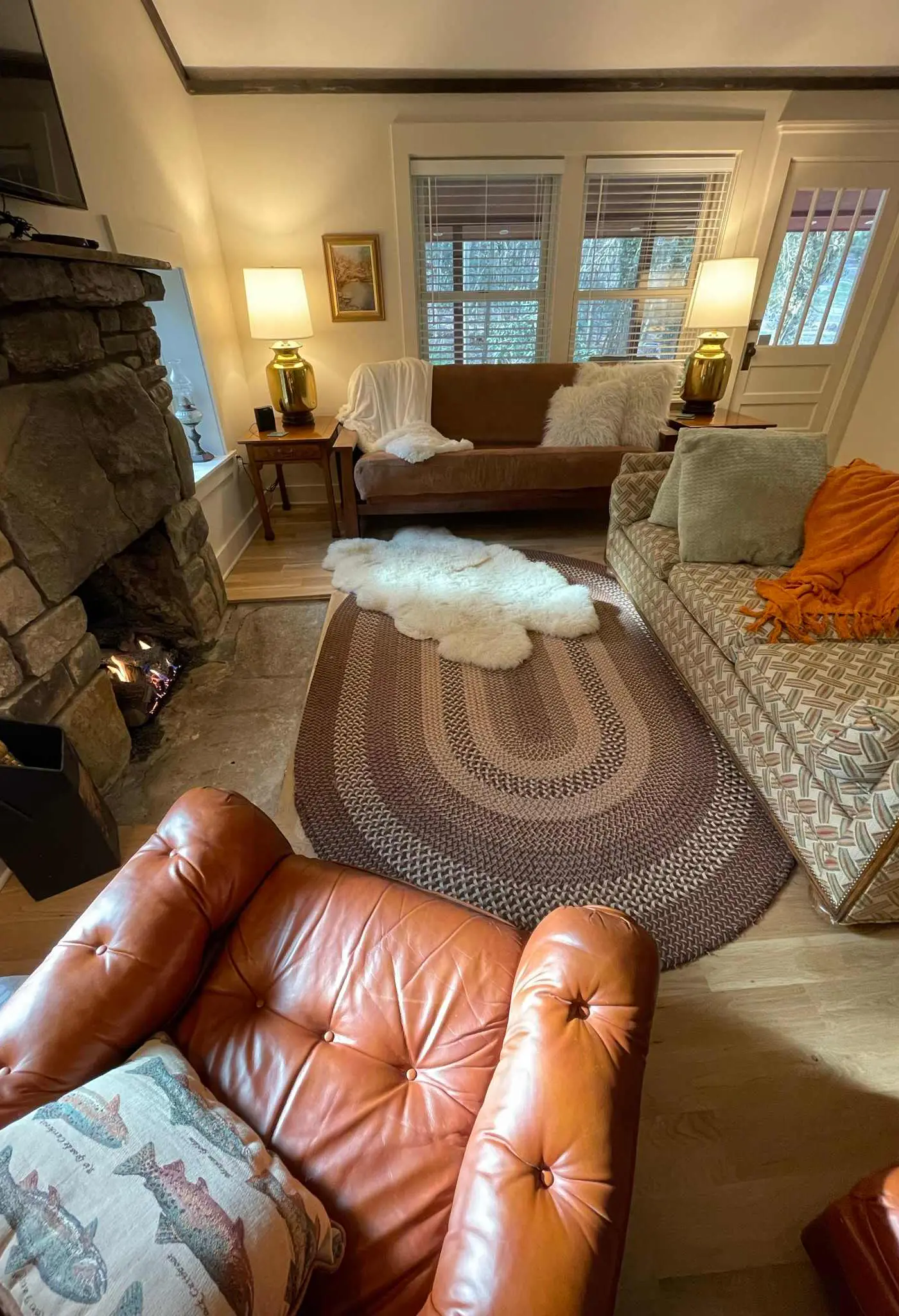 Peaceful Creekside Cabin, Dog-friendly, Hot Tub, Gas Fireplace, Gas Grill