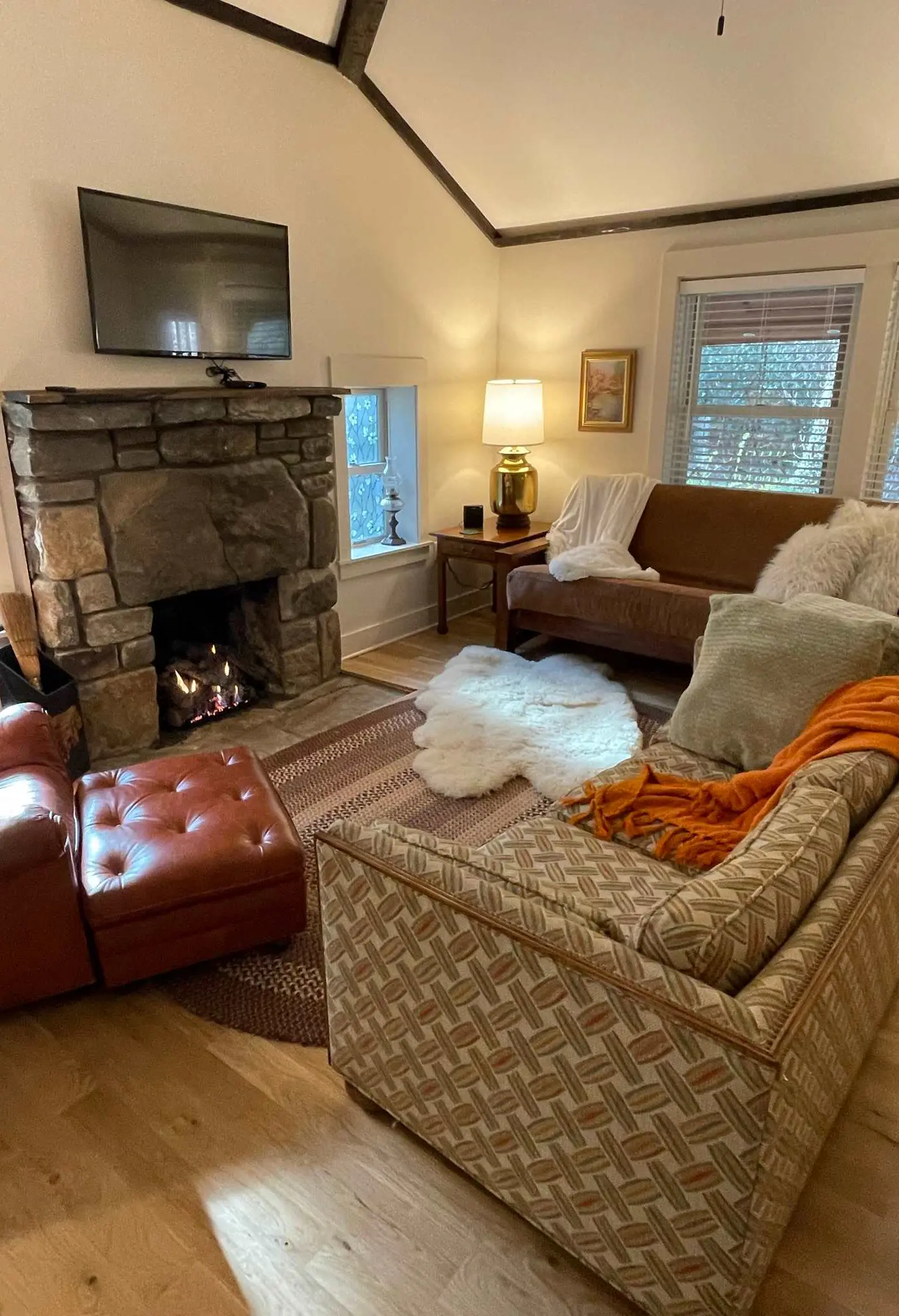 Peaceful Creekside Cabin, Dog-friendly, Hot Tub, Gas Fireplace, Gas Grill