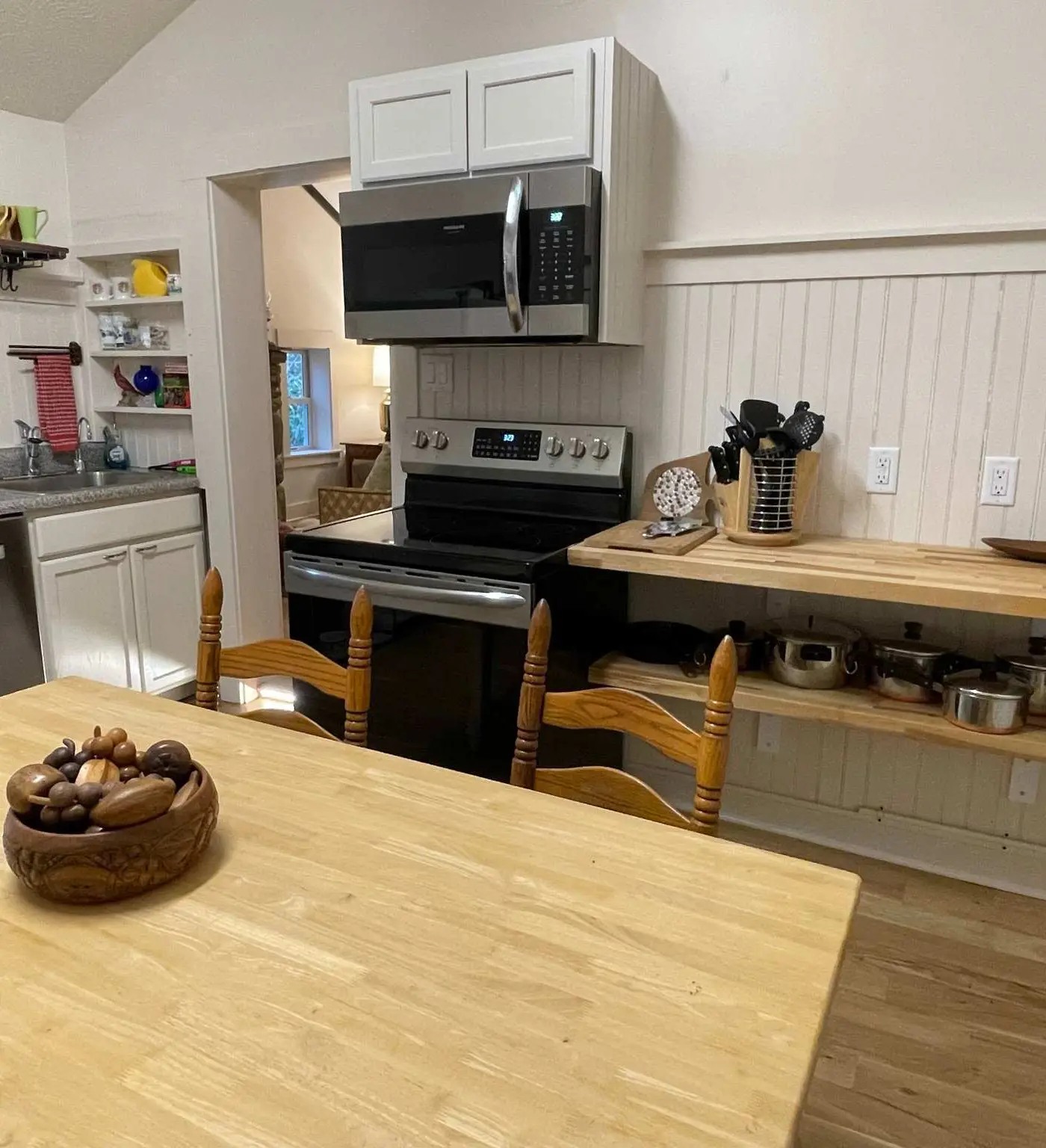 Peaceful Creekside Cabin, Dog-friendly, Hot Tub, Gas Fireplace, Gas Grill