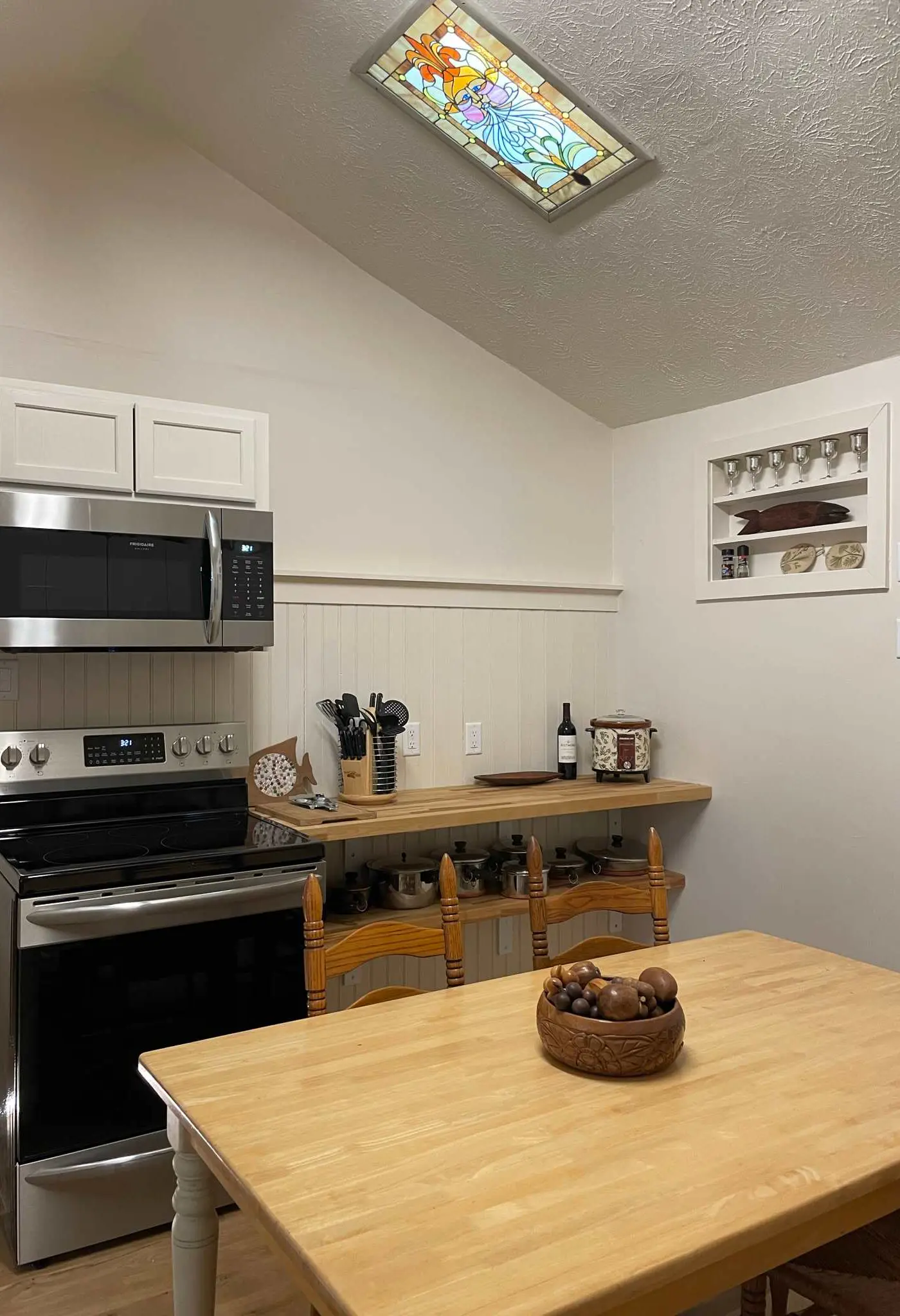 Peaceful Creekside Cabin, Dog-friendly, Hot Tub, Gas Fireplace, Gas Grill