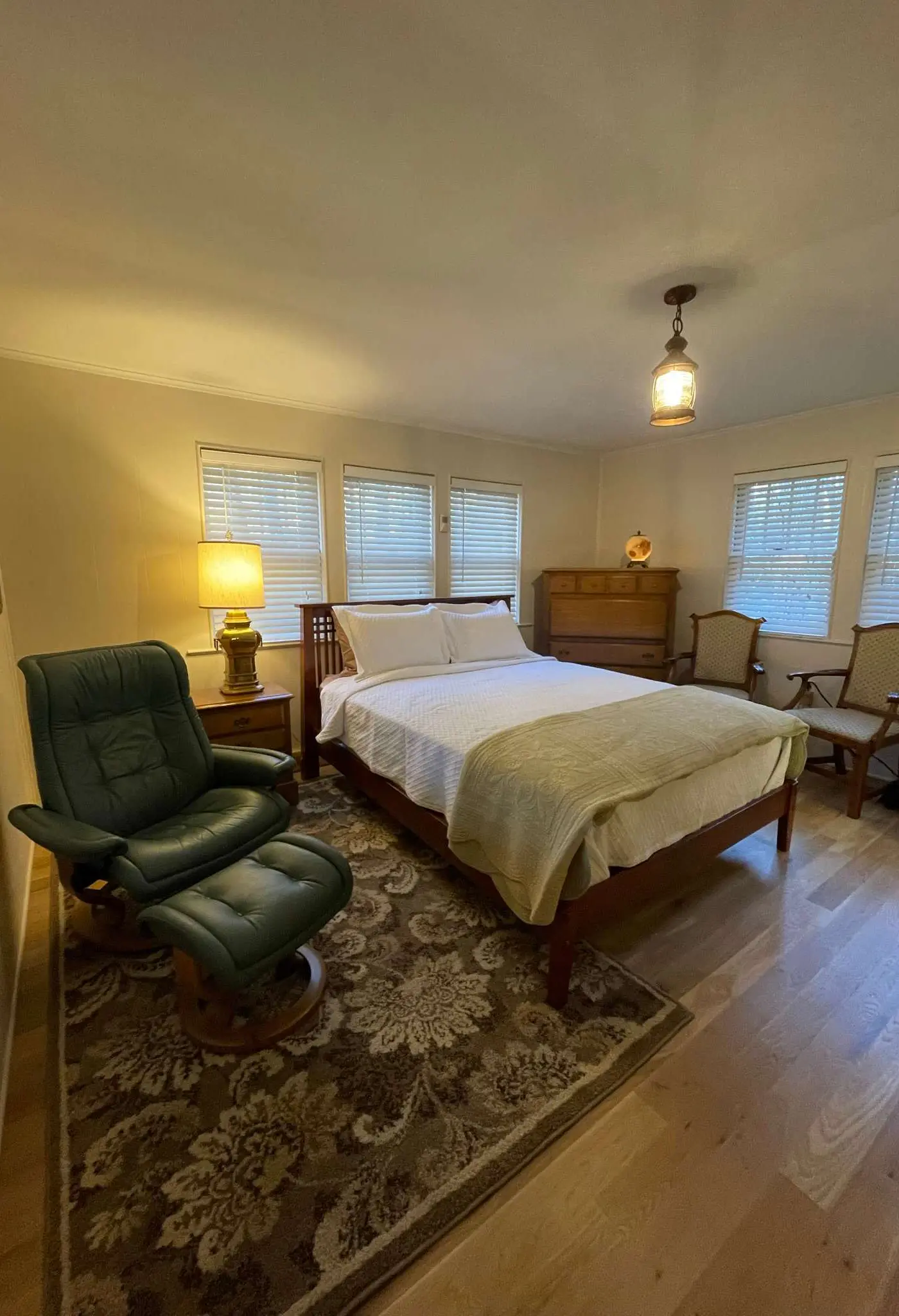 Peaceful Creekside Cabin, Dog-friendly, Hot Tub, Gas Fireplace, Gas Grill