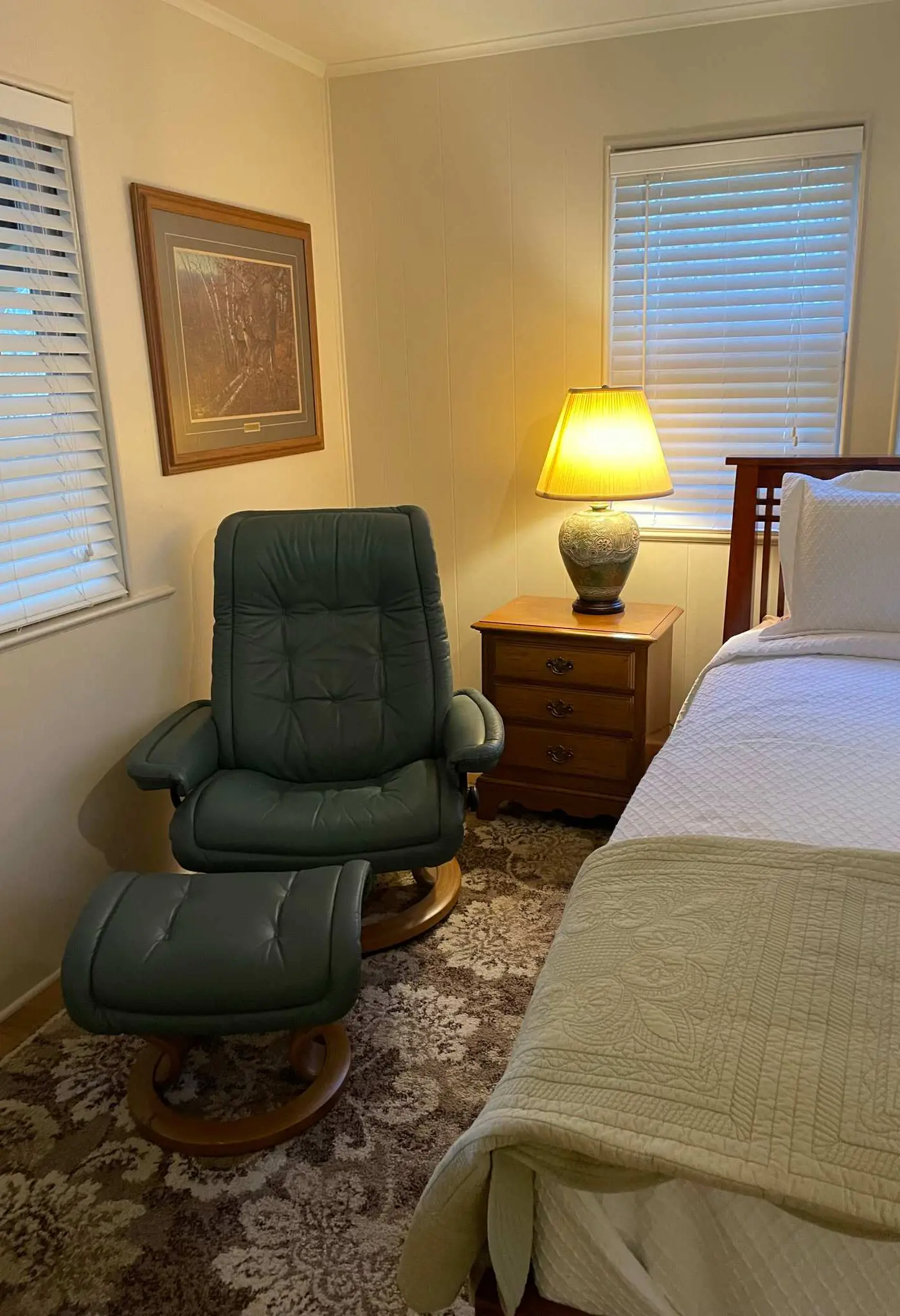 Peaceful Creekside Cabin, Dog-friendly, Hot Tub, Gas Fireplace, Gas Grill