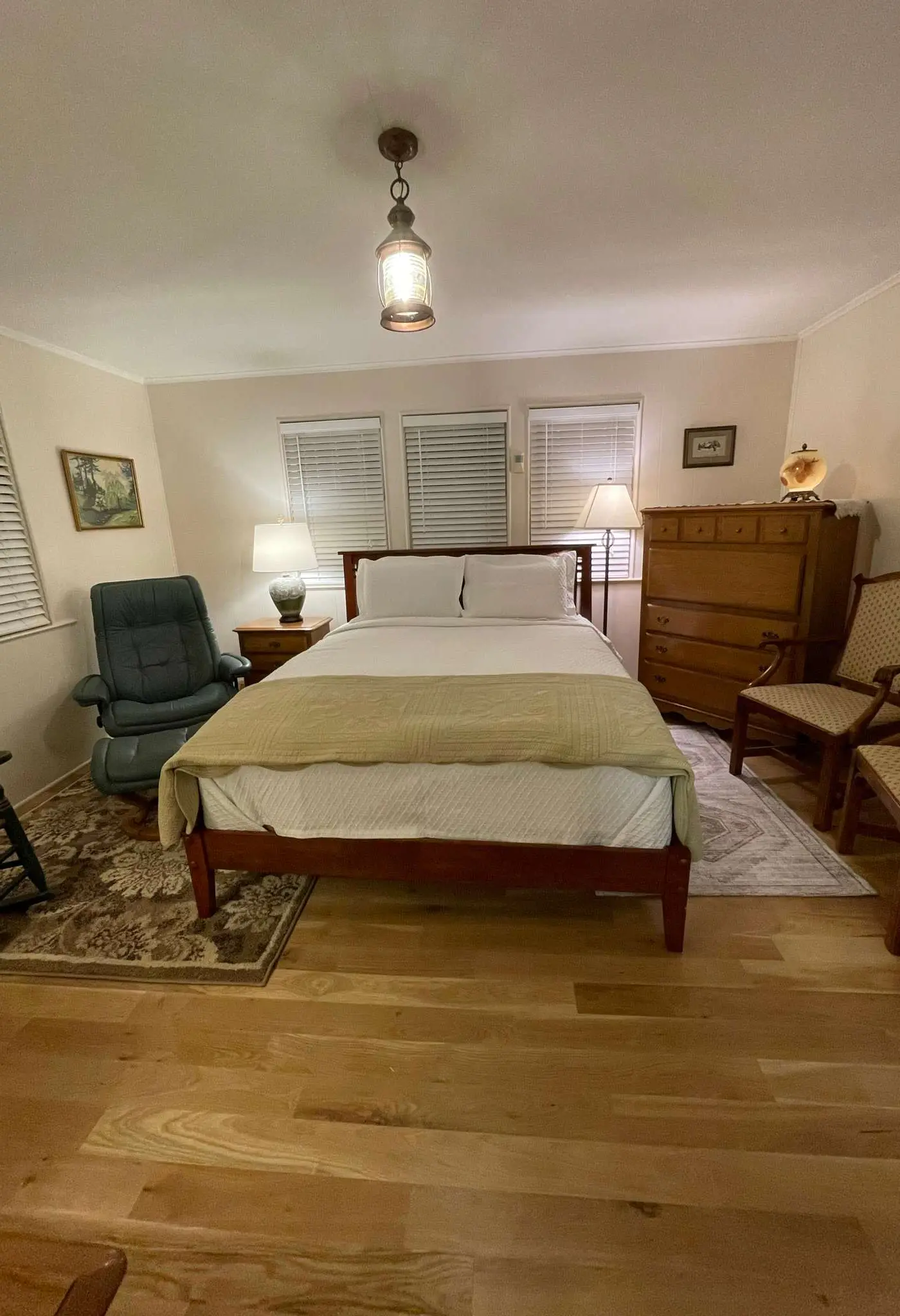 Peaceful Creekside Cabin, Dog-friendly, Hot Tub, Gas Fireplace, Gas Grill